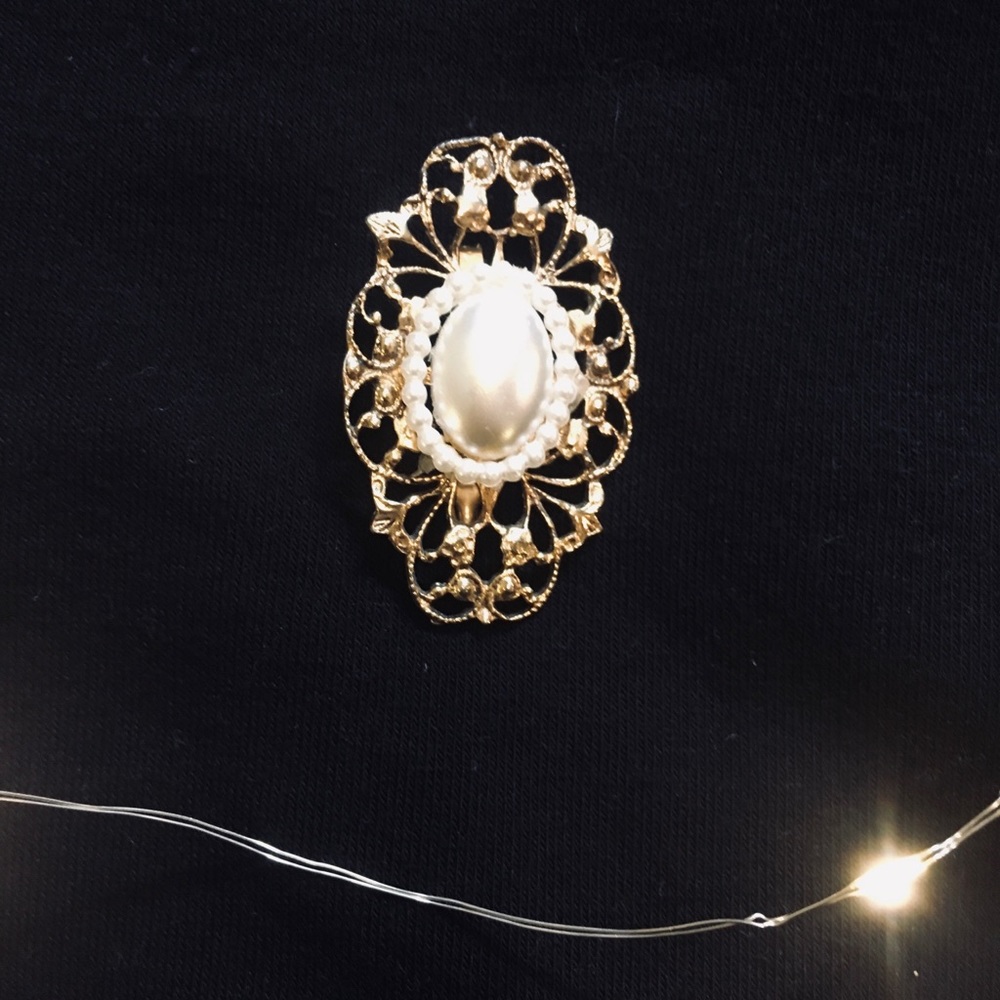 Gold & pearl brooche!